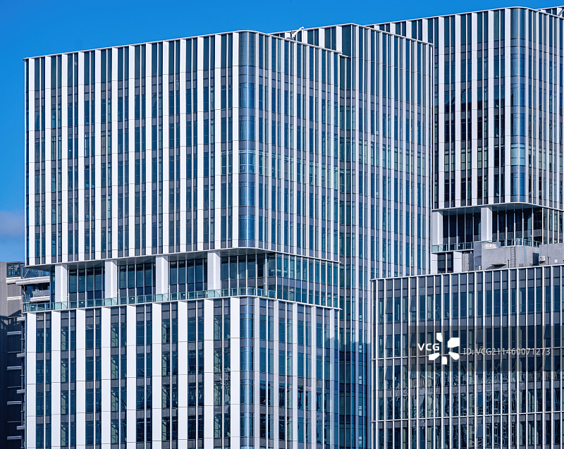 现代城市商务区写字楼建筑外部特写图片素材
