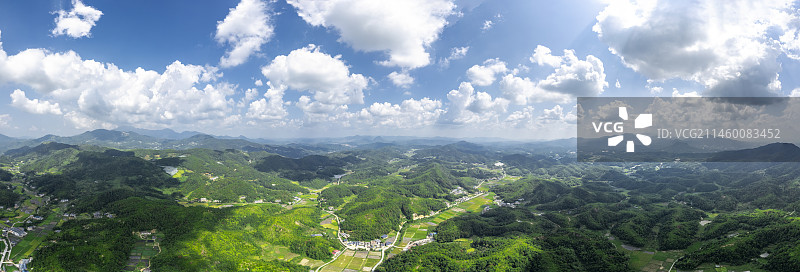 蓝天白云下的乡村图片素材