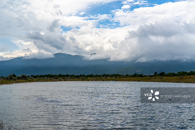 蓝天白云下的云南东巴谷景区图片素材