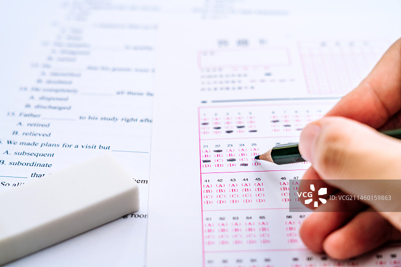 考试答题卡和一支铅笔图片素材