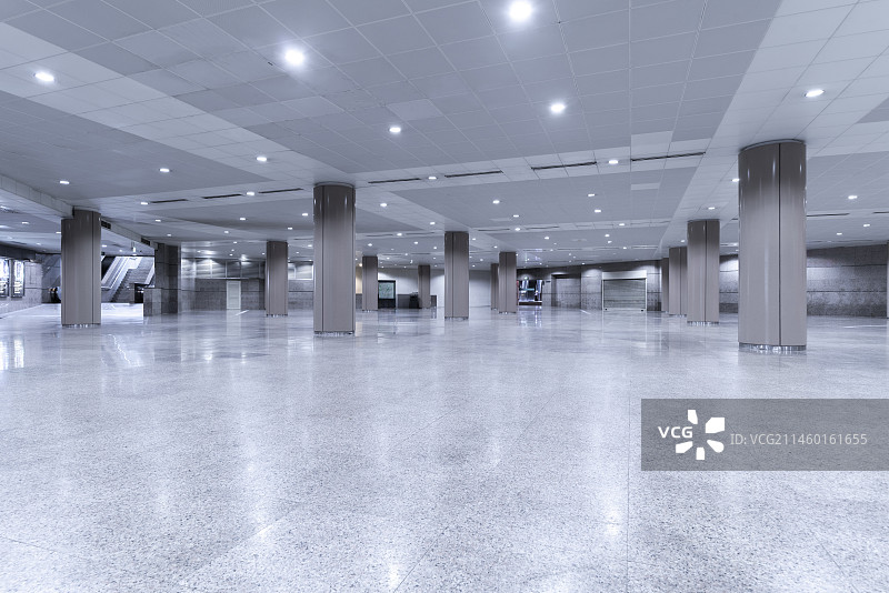 空旷无人的地下广场空间图片素材