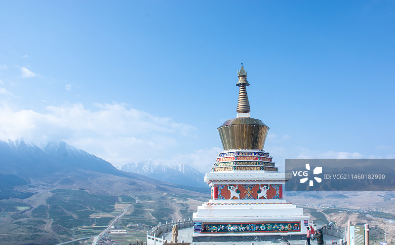 中国青海海北藏族自治州祁连县卓尔山景区的雪山佛塔图片素材