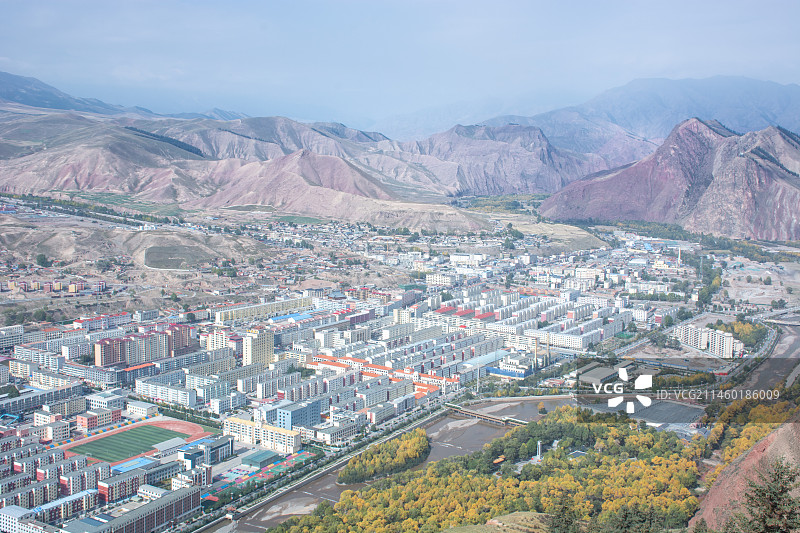 中国青海海北藏族自治州祁连县城雪山河谷丹霞地貌自然风光图片素材