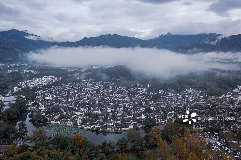 航拍云雾缭绕的安徽宏村图片素材