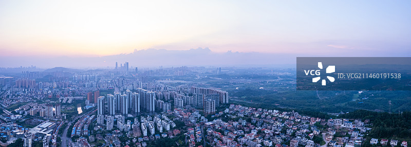南宁仙葫天池山别墅与城市夕阳晚霞航拍风光图片素材