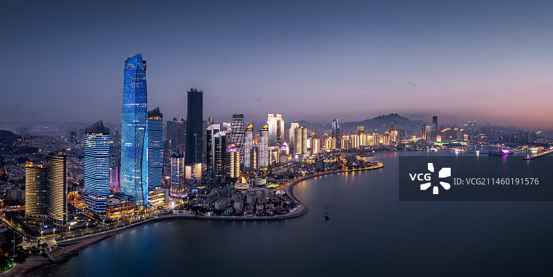 山东青岛浮山湾城市天际线航拍夜景景观图片素材