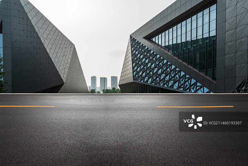 空白的柏油路地面和现代建筑图片素材