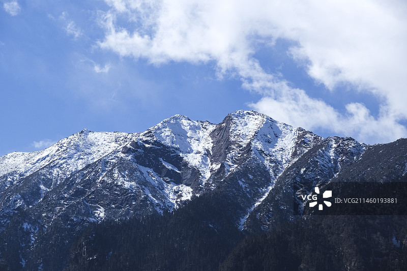 中国西藏拉萨市雪山冬季晴天风景图片素材