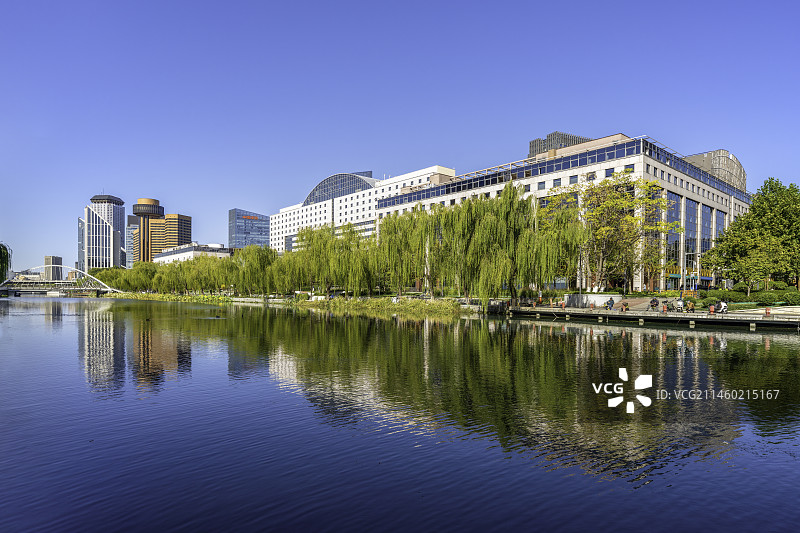 北京亮马河国际风情水岸秋色图片素材