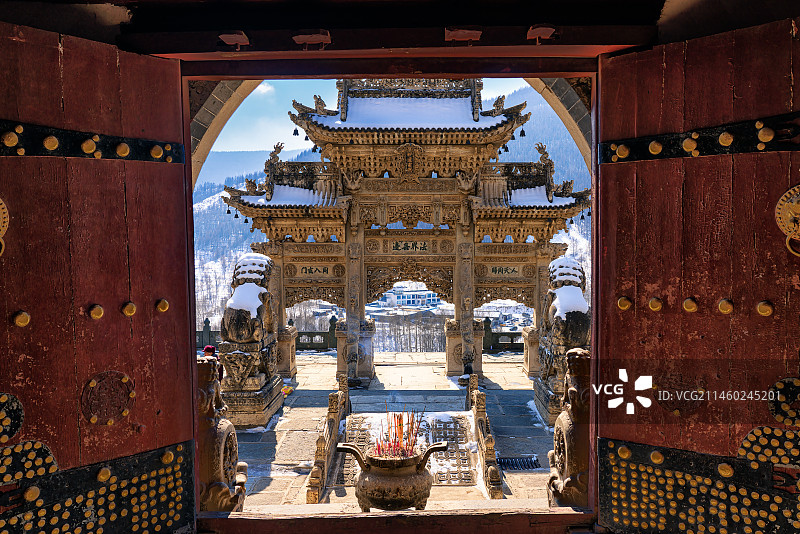 五台山龙泉寺大殿门外的著名石牌坊景观图片素材