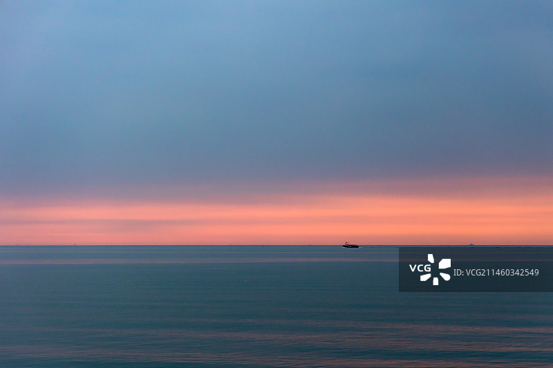 晴朗多云的清晨，河北秦皇岛南戴河，日出前的天空和海平面的风景。图片素材