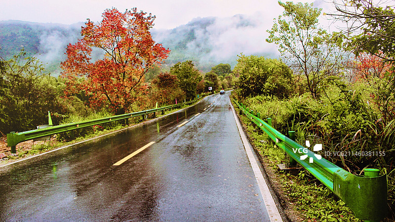 秋天皖南雨季道路风景图片素材