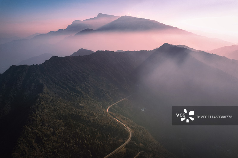 日落时群山对天的景色峨眉山图片素材