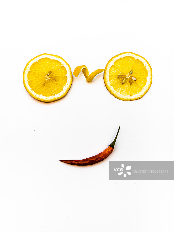 白色背景上的柠檬特写镜头 水果笑脸图片素材