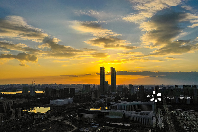 晚霞映照银川阅海湾中央商务区20231019图片素材