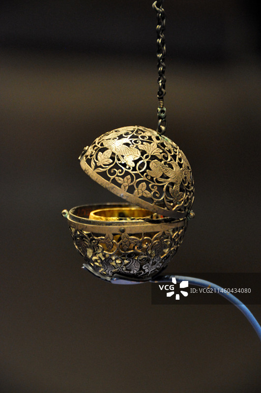 陕西历史博物馆 唐代何家村葡萄花鸟纹银香囊图片素材