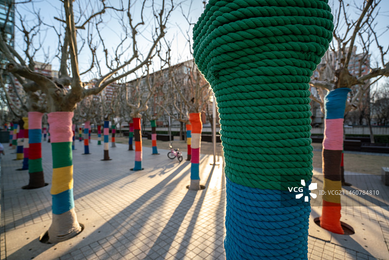 北京清华科技园谷歌总部广场上的彩绳艺术图片素材