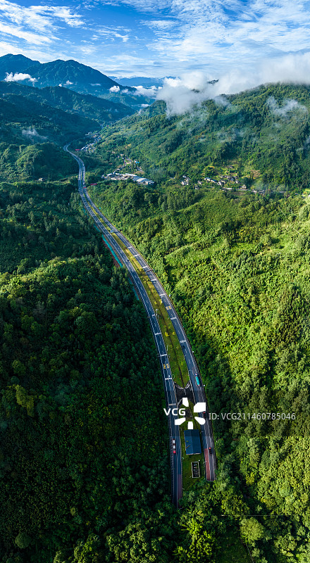 四川省荥经县雅西高速在群山云雾中穿行图片素材