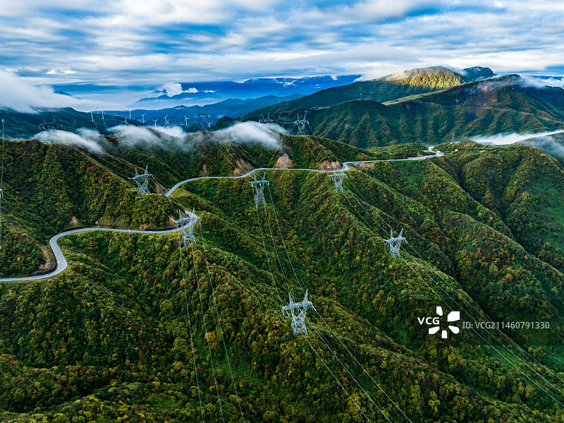 大相岭山脉泥巴山西电东送电力铁塔国家电网图片素材
