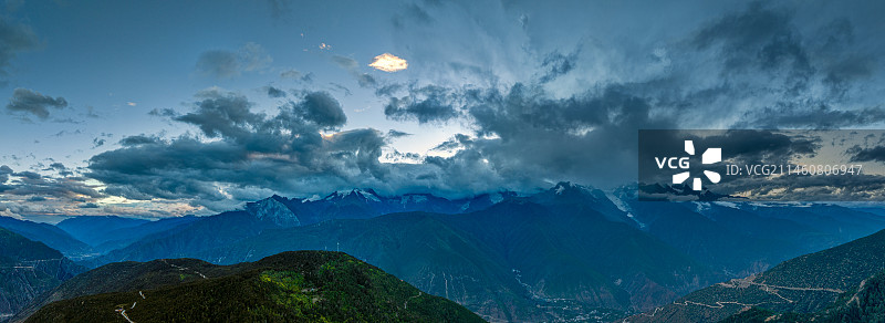 国庆期间的云南德钦梅里雪山和飞来寺景色图片素材