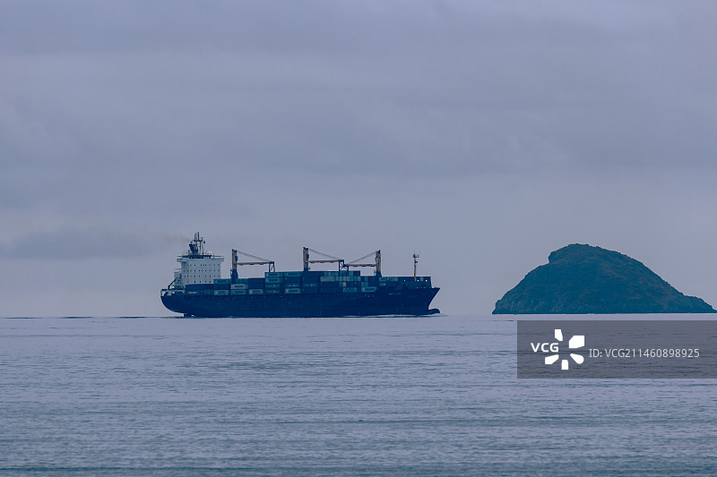 清晨时分盐田港附近海域的货轮和小岛图片素材