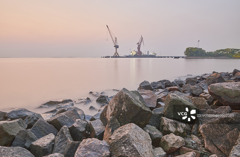 日落时的海景和建筑物对天图片素材