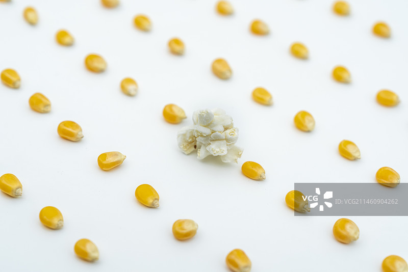 一颗在众多玉米籽中脱颖而出的爆米花图片素材