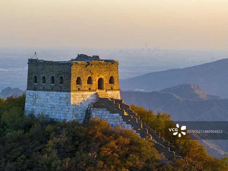 北京箭扣长城正北楼秋色带北京中信银行地标图片素材