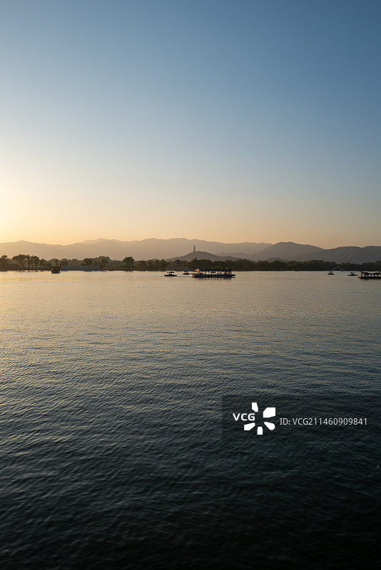 秋日黄昏下的北京颐和园昆明湖图片素材