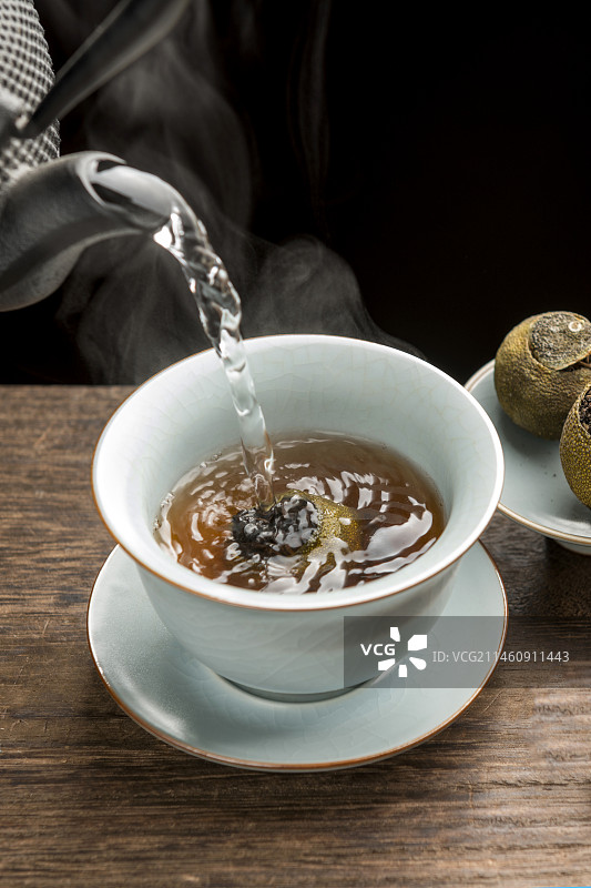 普洱小青柑茶摆放在桌面上特写图片素材