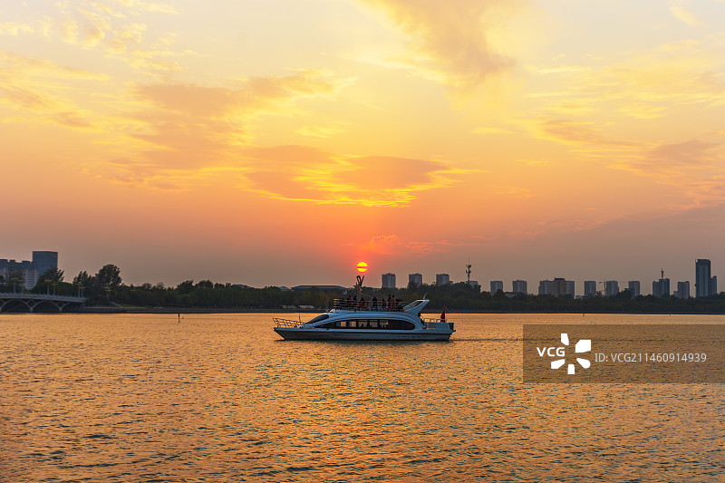 日落金凤广场--东昌湖畔秋天日落美景23.10图片素材