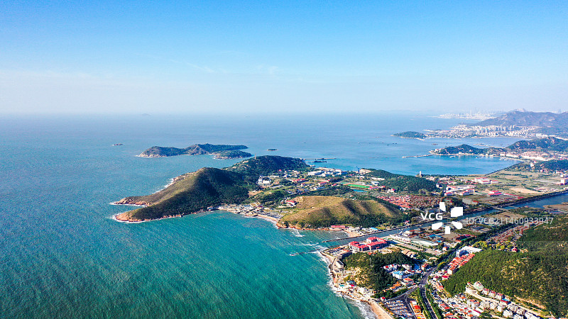 一半是海一半是山，航拍青岛市崂山风景区图片素材