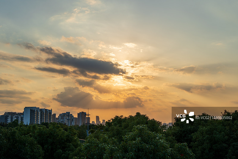 日落时天空中云的低角度视图图片素材