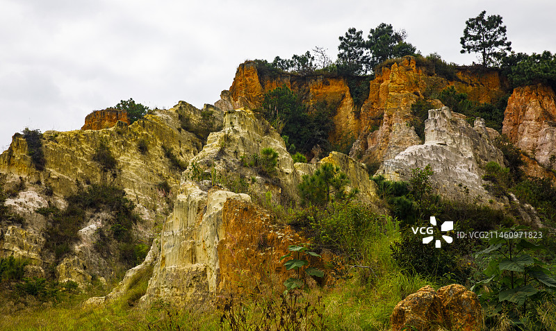 国云南曲靖陆良县彩色沙林景区风光，彩色砂岩，国家风景名胜区，天然画廊图片素材