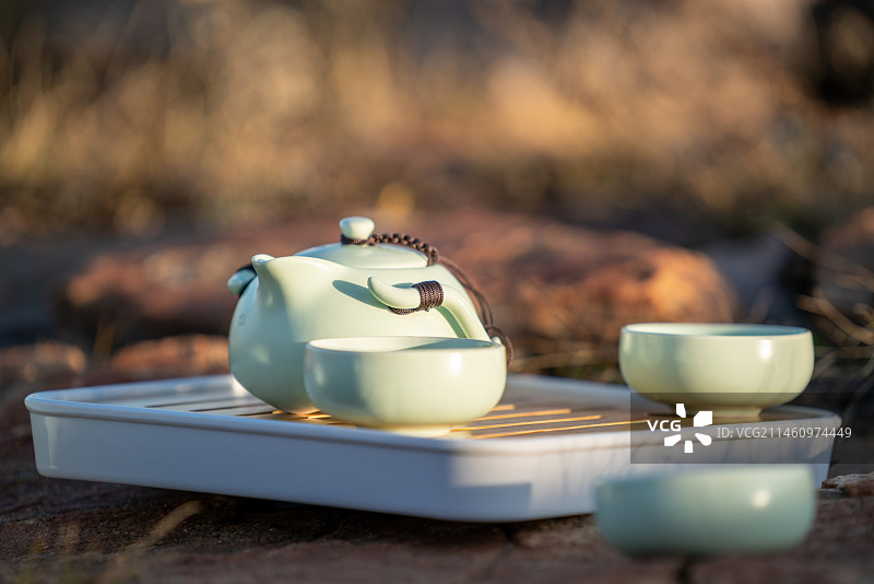 在野外喝茶摆放茶具图片素材