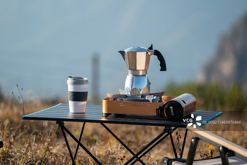 春秋季户外露营煮咖啡图片素材