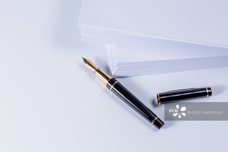 手拿着钢笔写字图片素材