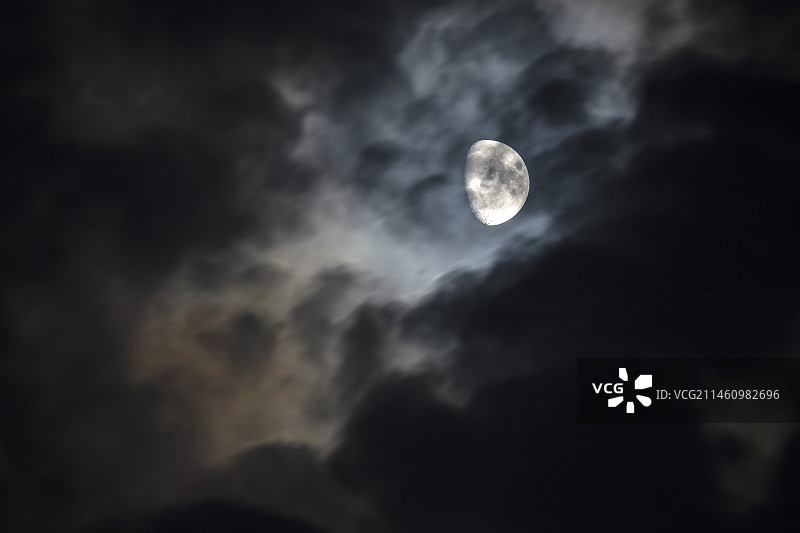 夜空天空半月亮乌云月晕自然风光图片素材