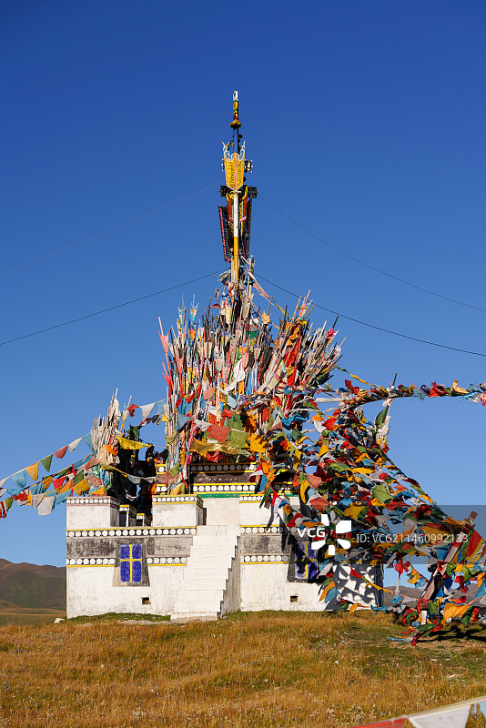四川省 阿坝藏族羌族自治州 阿坝县 高原上的经幡图片素材