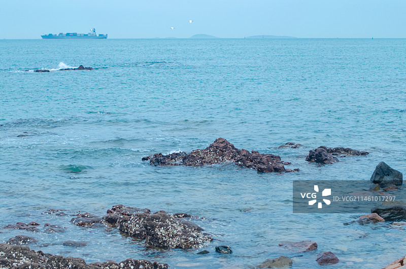 中国青岛旅游城市拍摄主题，蓝天白云和海洋海岸上的礁石沙滩，户外傍晚白昼无人图像摄影图片素材