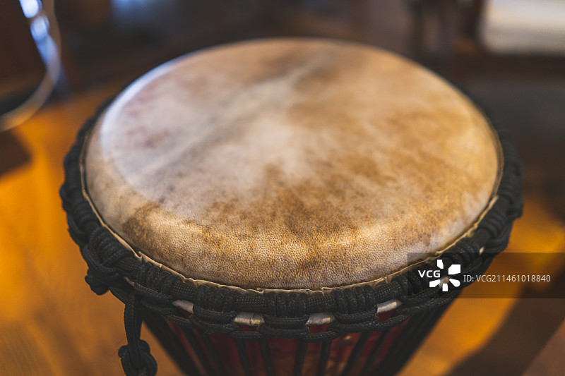 中国休闲娱乐设备用品拍摄主题，一个褐色的巴西鼓乐器设备用品，室内无人图像摄影图片素材