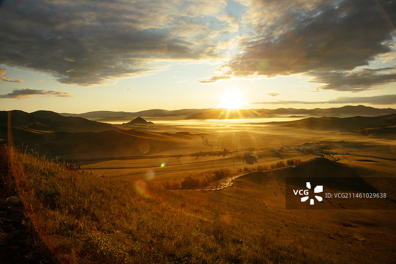 乌兰布统坝上草原日出,金色阳光光束,自然美图片素材