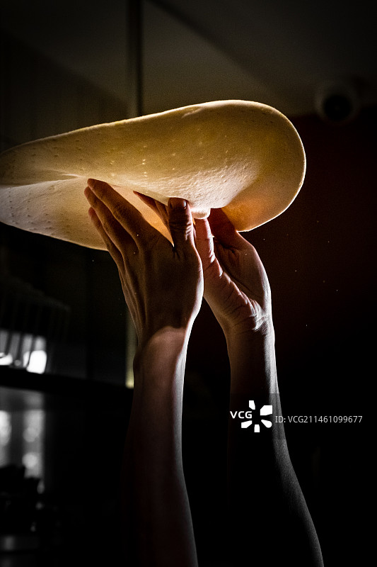 披萨饼底制作中图片素材