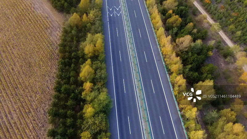 金秋中的高速公路图片素材