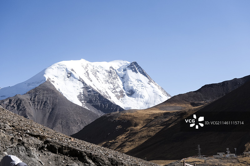 中国西藏自治区山南地区浪卡子县卡若拉冰川冬季晴天美丽风景图片素材