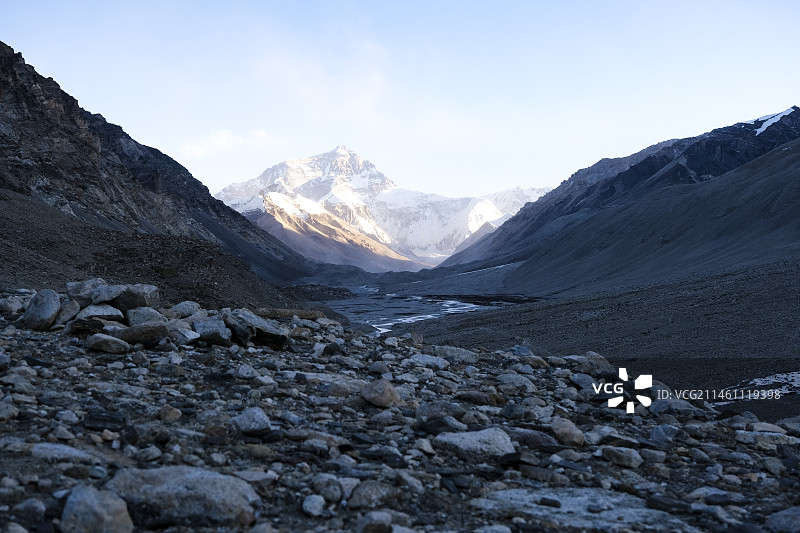 中国西藏自治区日喀则市定日县珠穆朗玛峰冬季晴天美丽风景图片素材