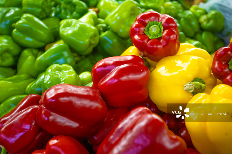 货架上的新鲜青红椒图片素材