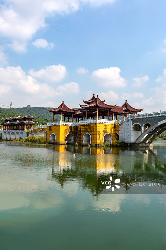 江苏省江阴市华西村龙西湖风景区风光和桥梁建筑图片素材
