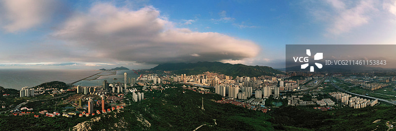 多云天空下的高角度连云港城市景观图片素材