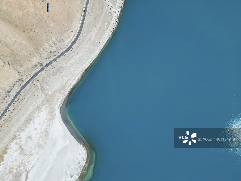 中国西藏自治区山南地区浪卡子县羊卓雍措航拍视角冬季晴天美丽风景图片素材